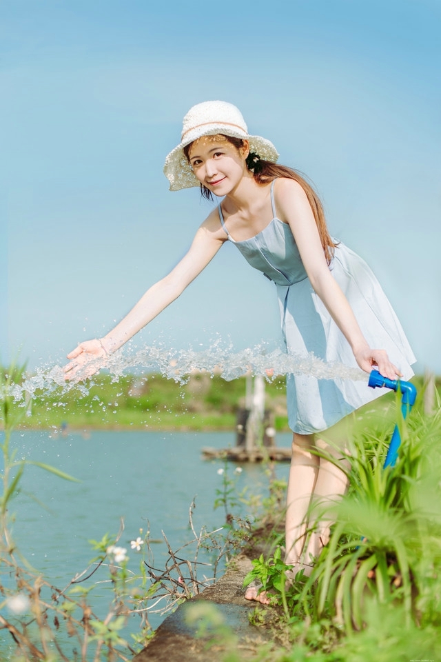 氧气少女浅蓝连衣裙海边戏水展甜美笑颜