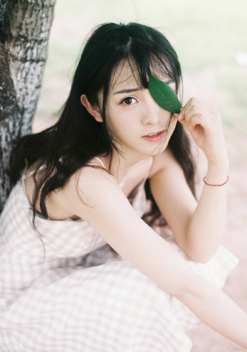 甜美少女户外草地上格子裙活泼写真