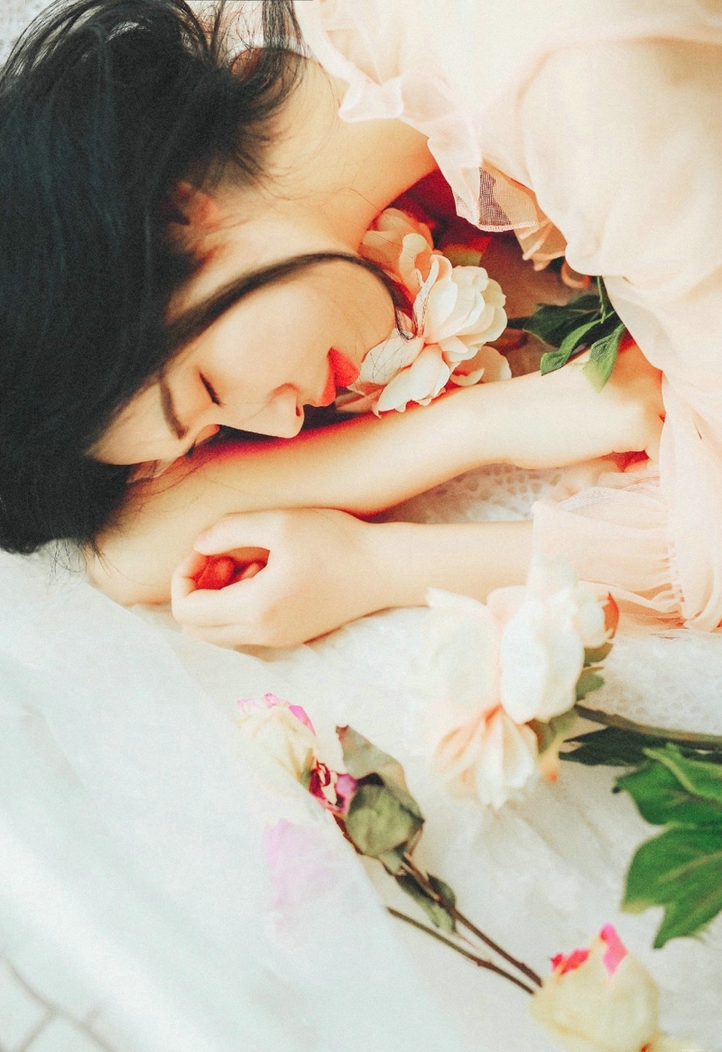 气质复古女神美背花朵般娇艳