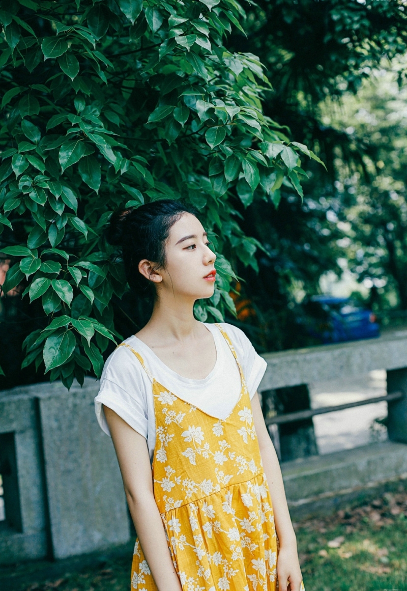 郊外清新丸子头美女漂亮精致脸蛋