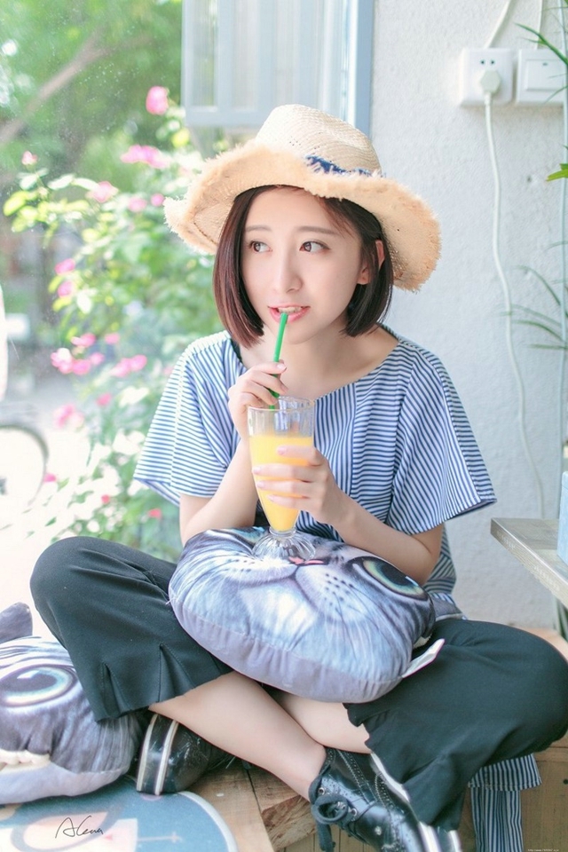 十分养眼清爽短发迷人美女生活唯美甜蜜写真