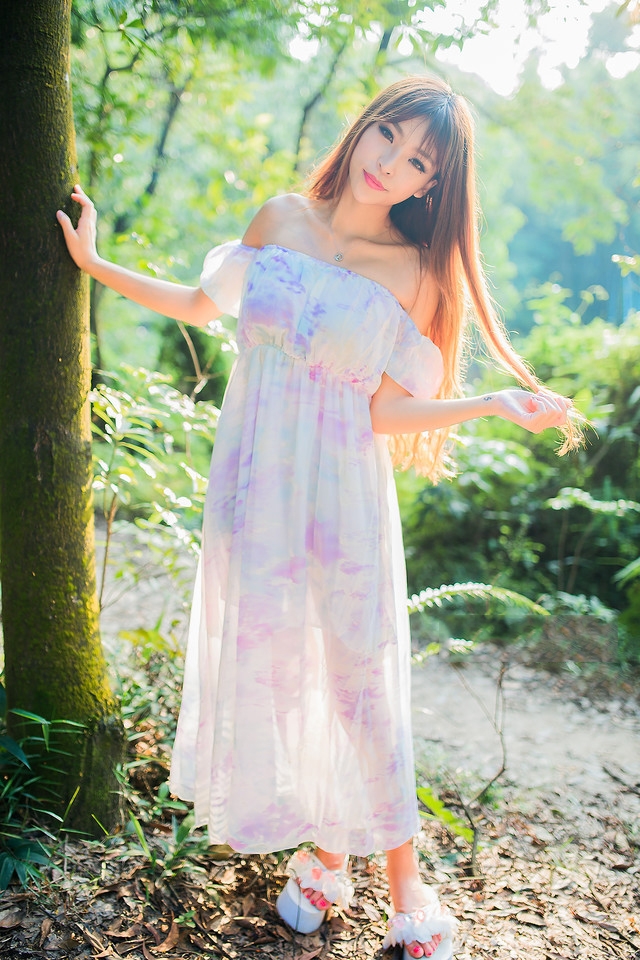 森林内的夏恋金发美女裸肩透视裙性感娇美