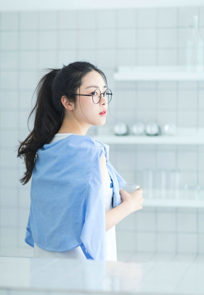可爱眼镜少女白皙肌肤婴儿肥脸蛋