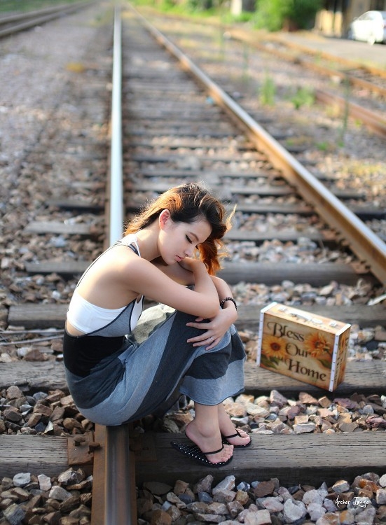 潮搭美女废弃铁轨唯美写真