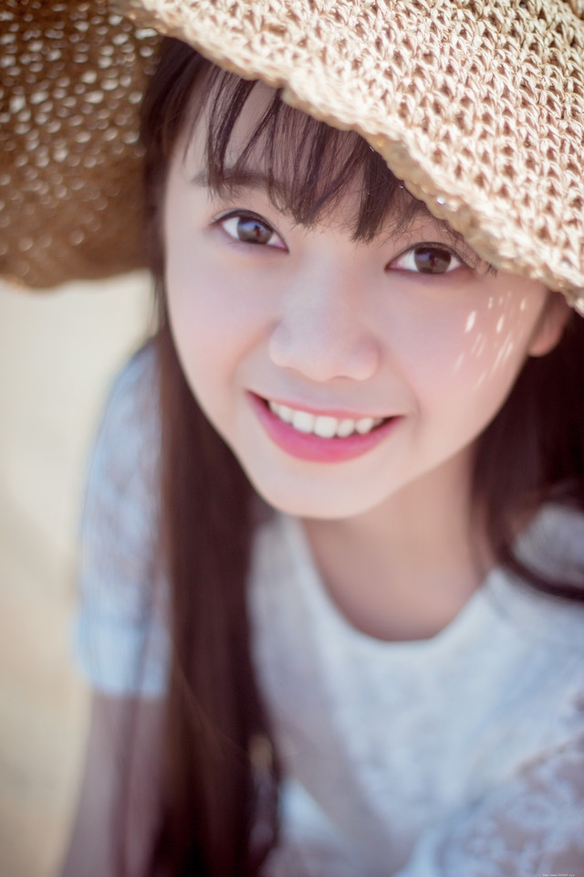 笑靥如花草帽美女海风扬起你的长发悠然自得
