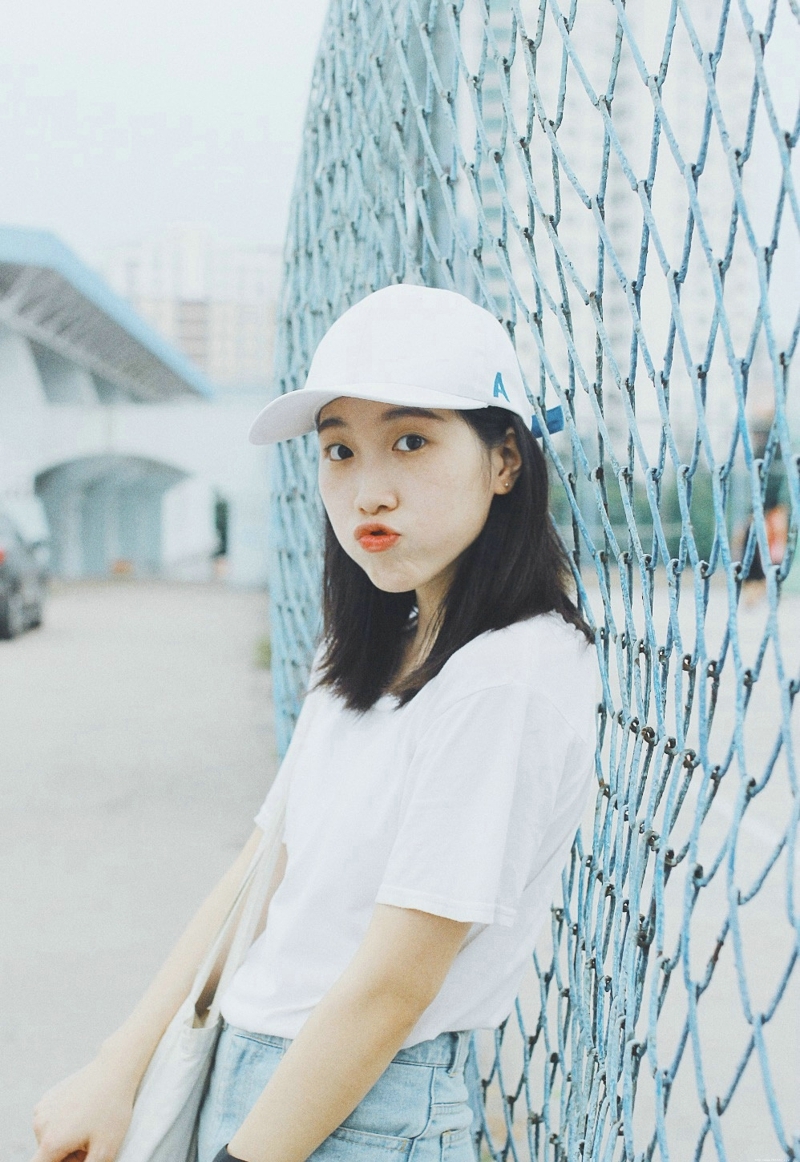 夏日白T牛仔裤清新棒球帽少女可爱嘟嘴