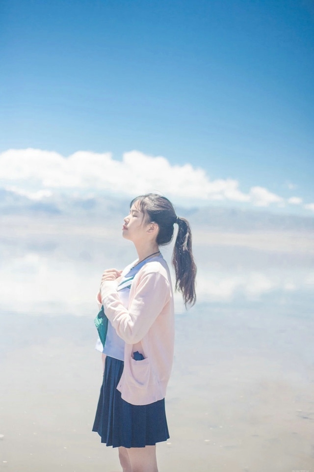 穿越时空的少女学生装眼神迷离河水中行走