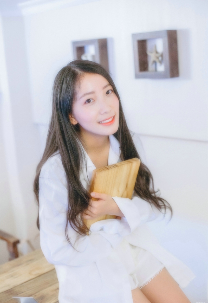 私房内的气质衬衫白皙肌肤女神笑容甜美