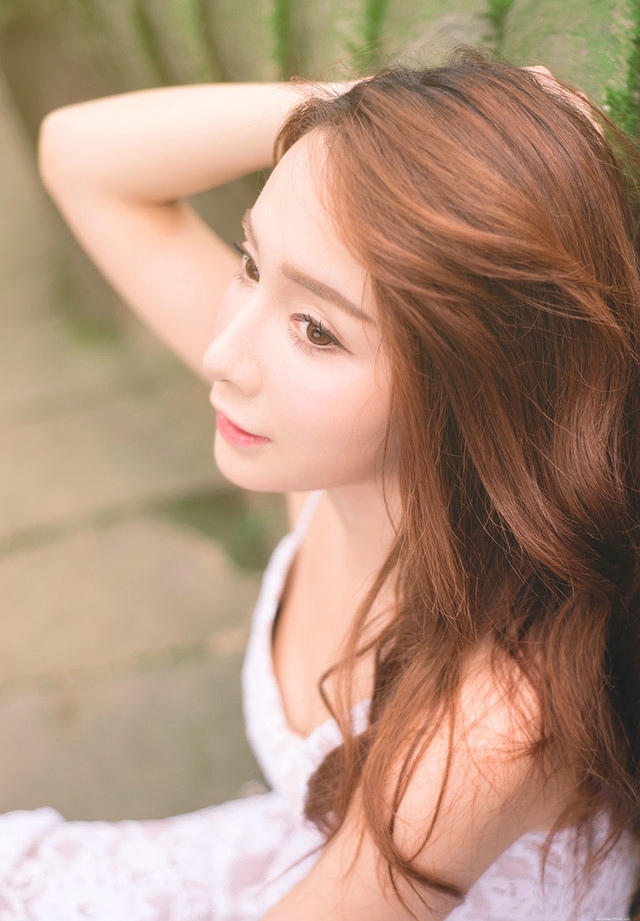 灿烂阳光少女吊带蕾丝裙笑眼迷人