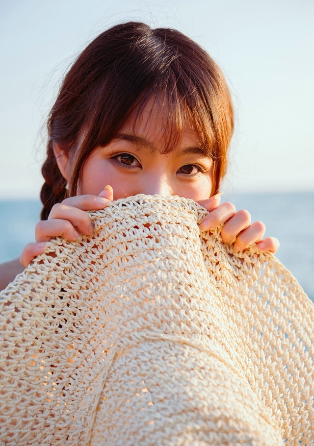 海边夕阳下比基尼美女白皙貌美美色诱惑