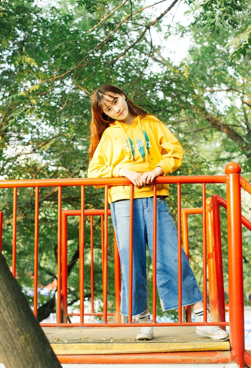 游乐场内的靓丽少女青春休闲时光