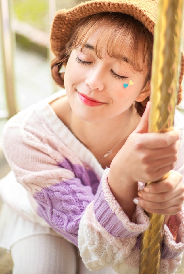 清纯美女游乐园旋转木马甜蜜快乐玩耍