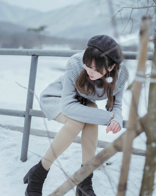 雪地内的气质美女养眼纯净写真