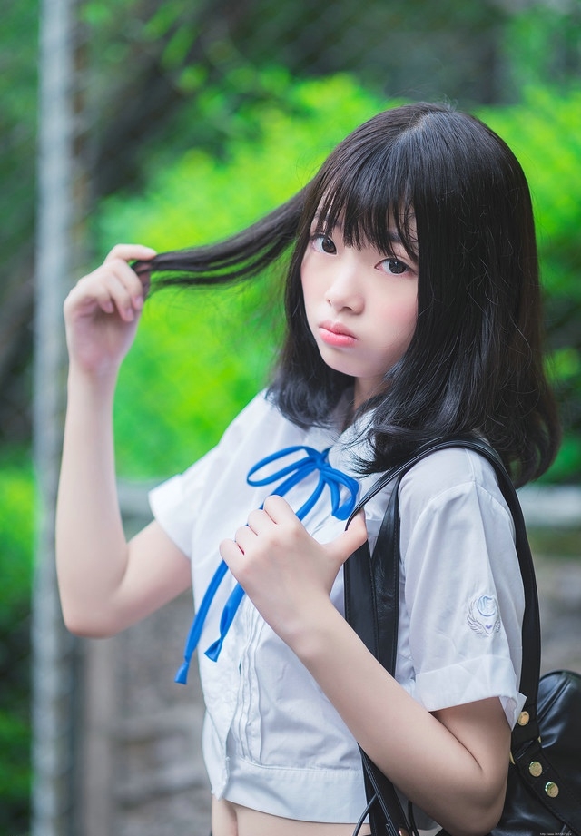 去年夏天短发少女学生制服阳光下清纯外拍
