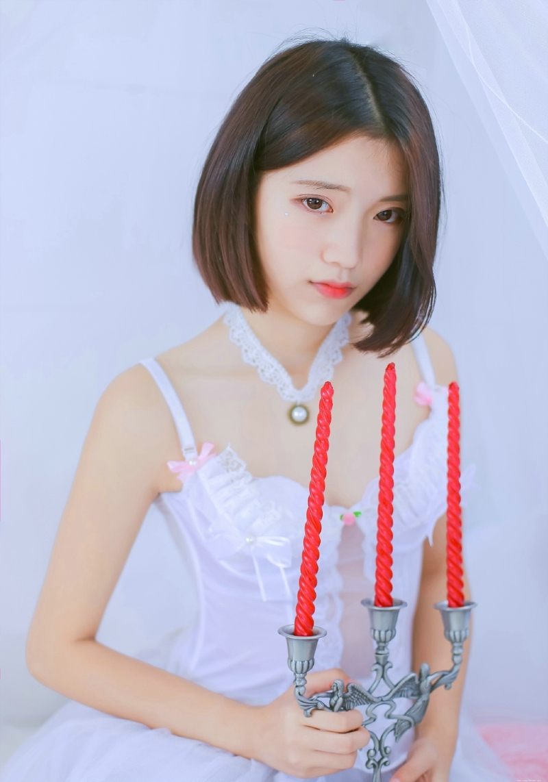 气质美女蕾丝红唇娇嫩可人写真