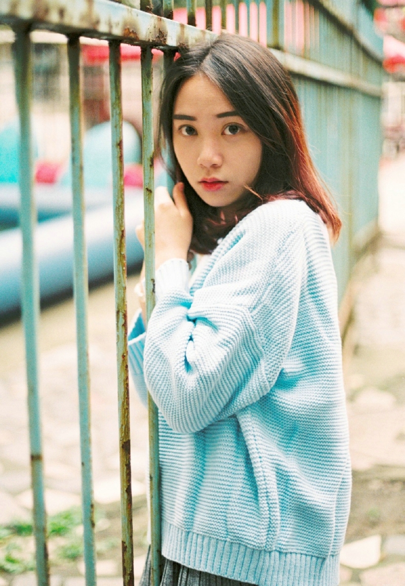 游乐场内的清新美女大眼灵动