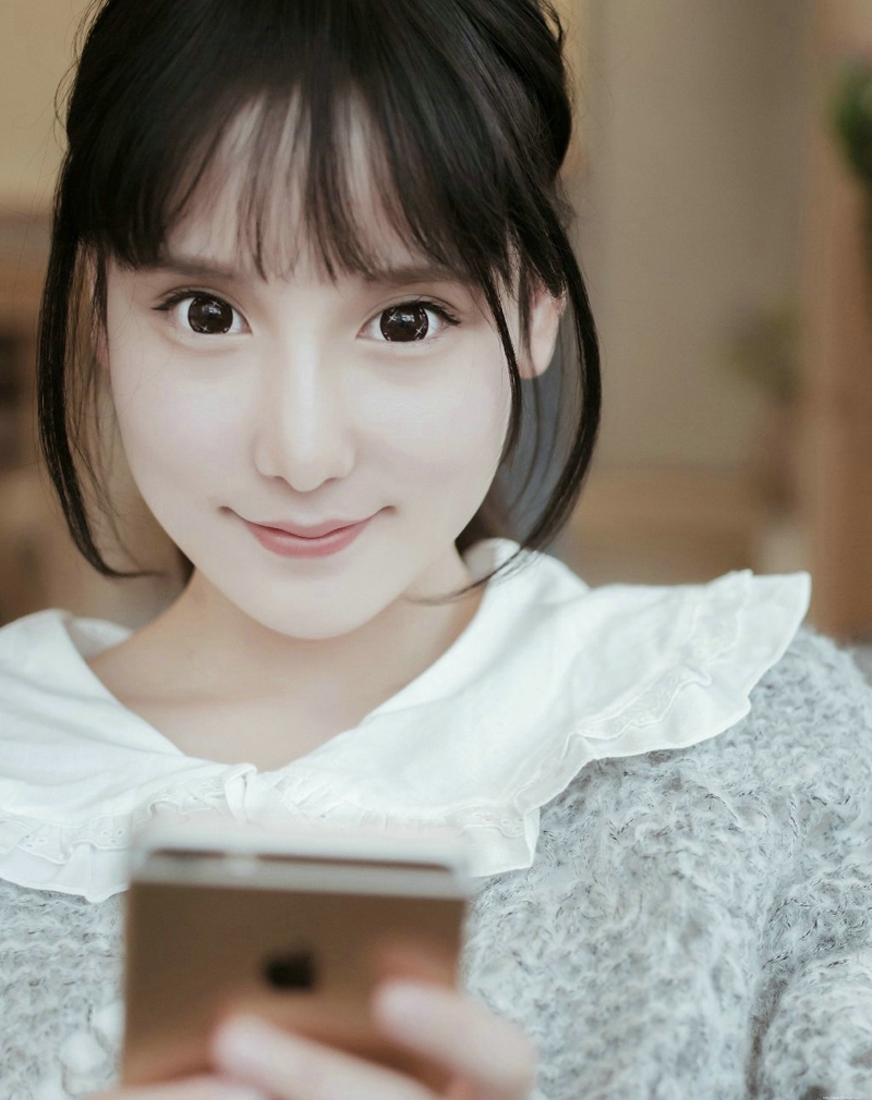 咖啡馆内的清纯马尾少女安静甜蜜