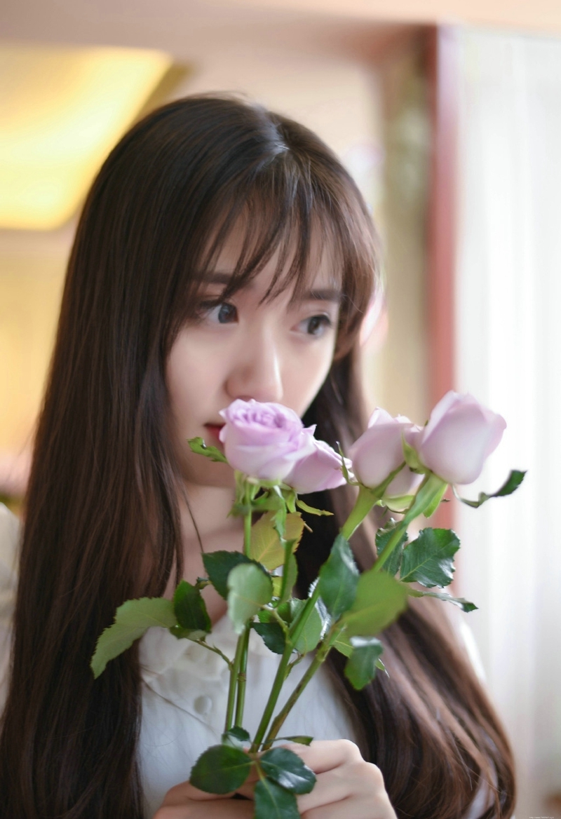 气质长发钢琴美女如花般娇嫩