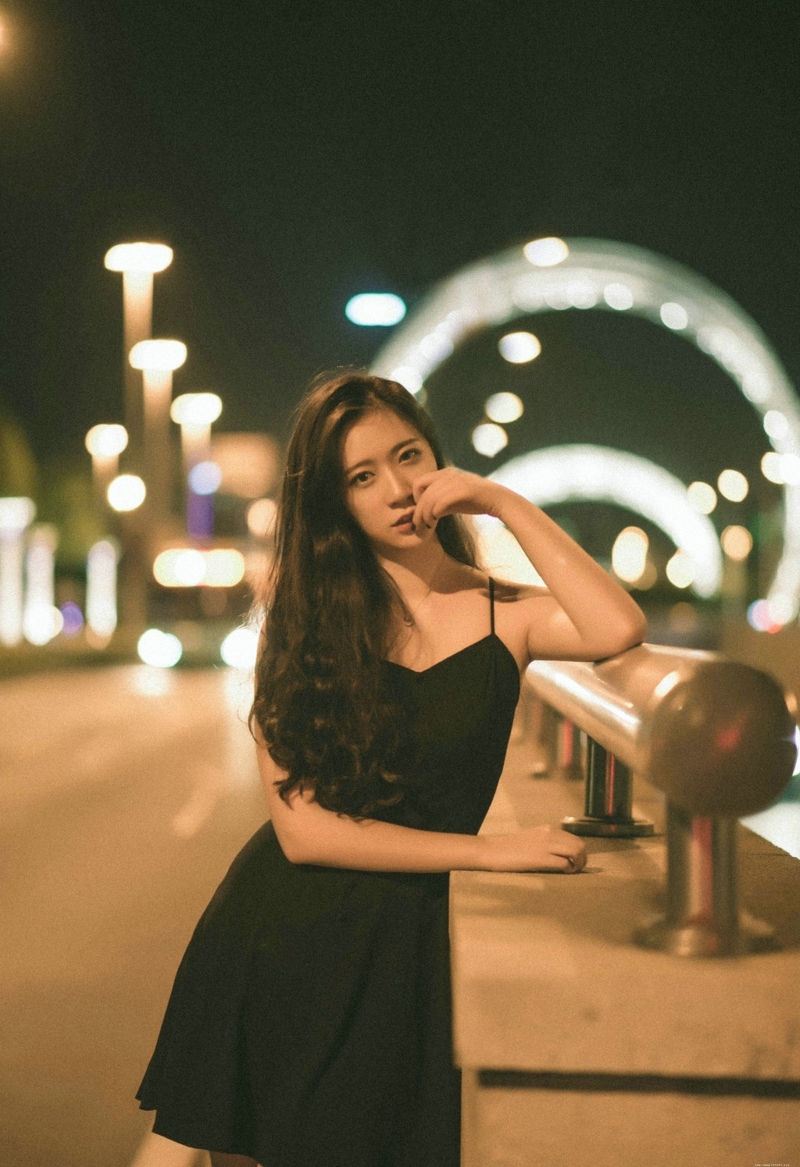 夜晚街头上的吊带裙长发气质美女