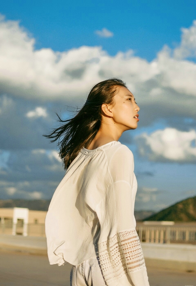 天台上的随性牛仔裤率性随意范