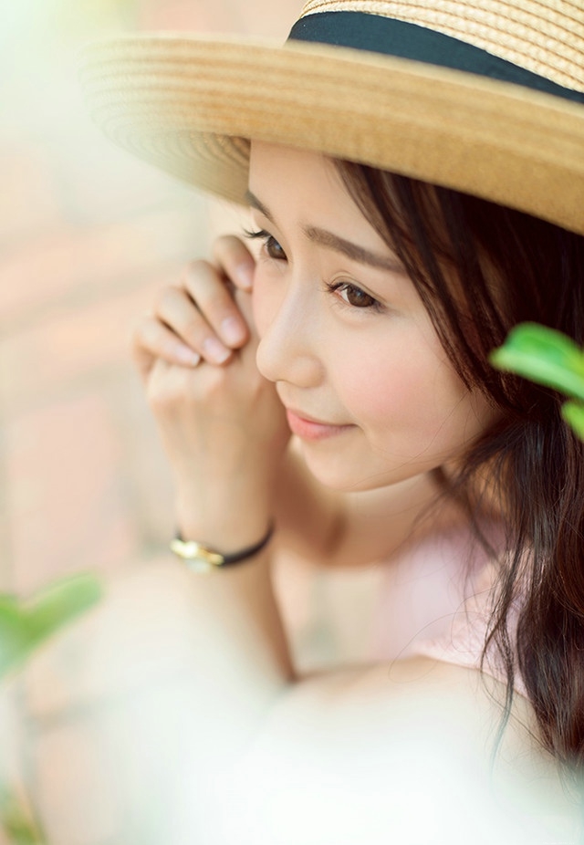 清迈美女粉色露肩裙遇见阳光迎风笑脸靓丽无比