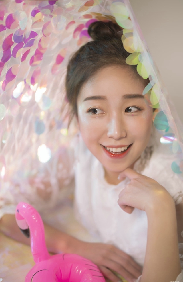 半糖少女丸子头甜美范蕾丝裙笑容暖心