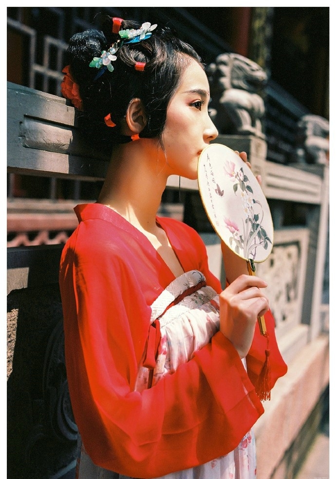 气质艳丽的古装美女阳光温馨迷人写真