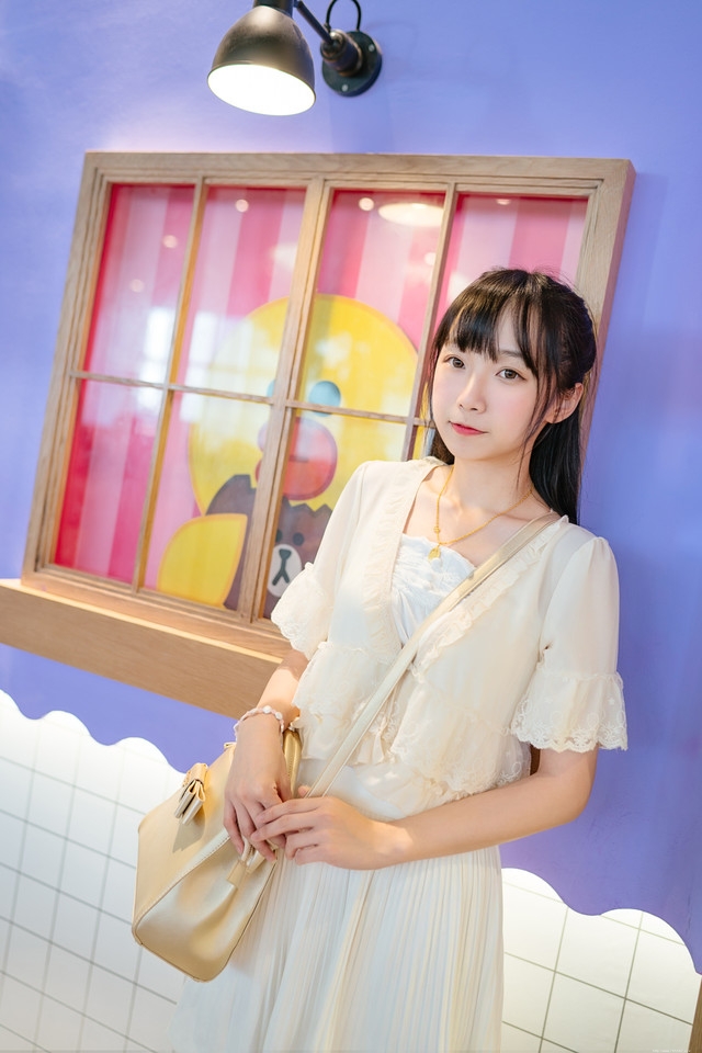 主题餐厅内长发美女蕾丝裙随意摆拍