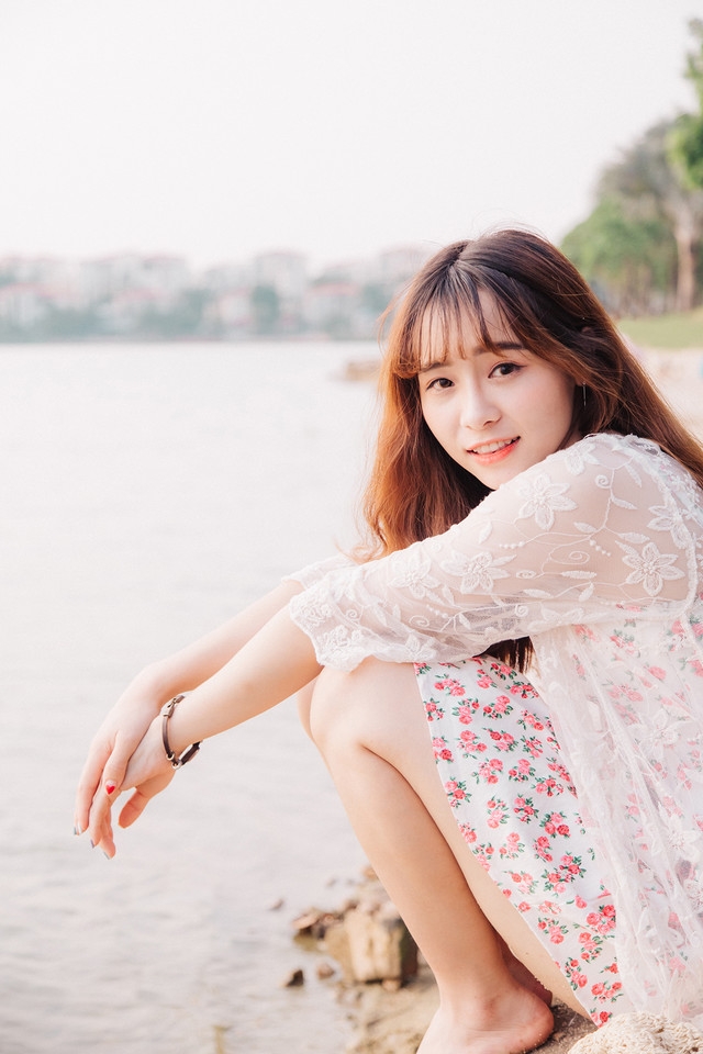 河边笑眼美女蕾丝碎花裙清纯惹人怜爱