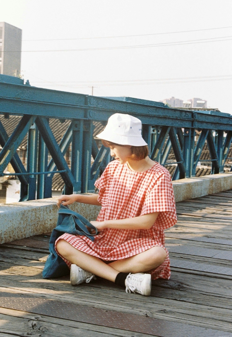 红格子裙妹子清新活力俏皮写真