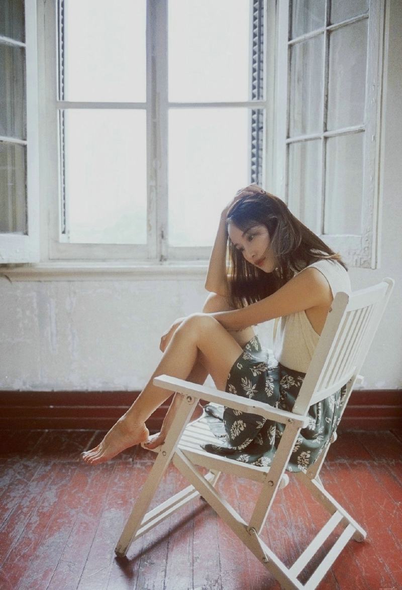 气质碎花裙女神破旧房屋内复古情调