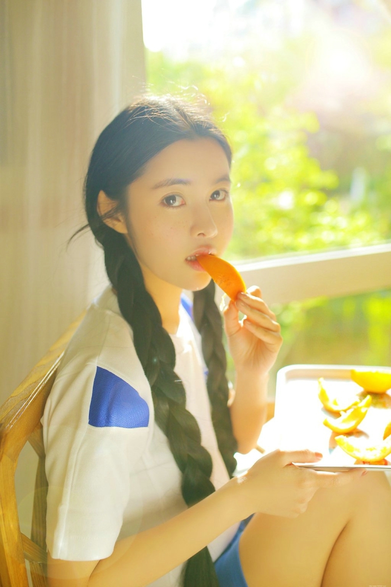 香甜下午茶妹子麻花辫大眼灵动写真