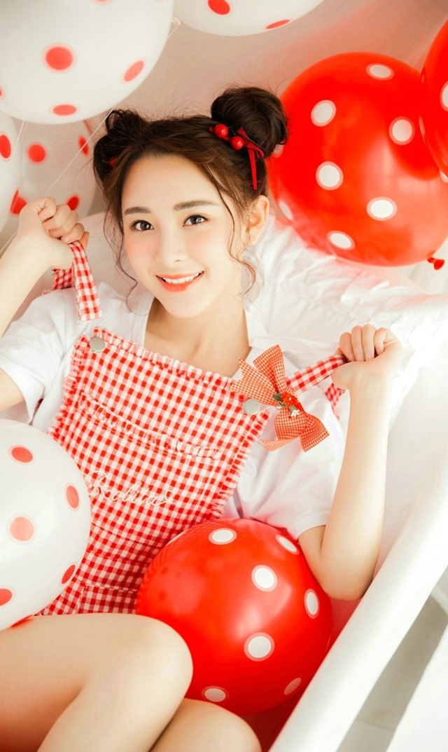 清纯甜美俏皮包子头美女粉嫩白皙可爱诱人写真