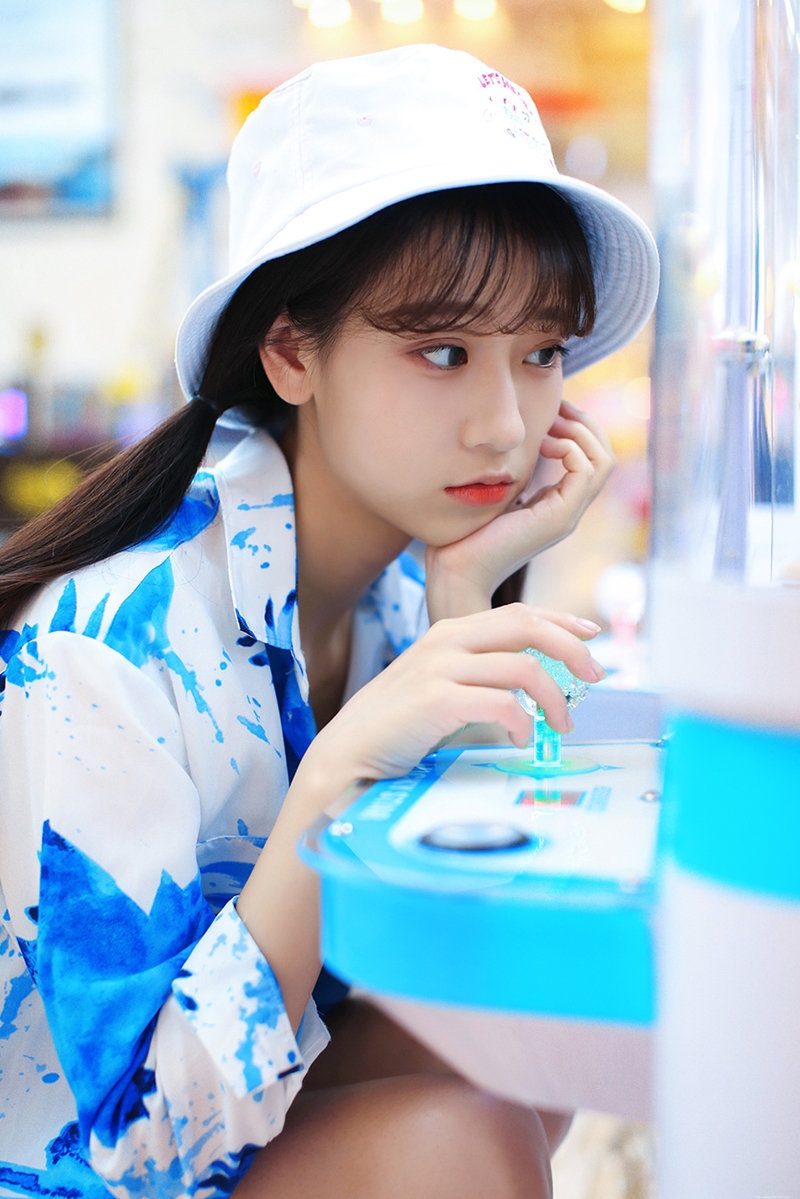 双马尾可爱美少女游戏厅愉快的享受休闲时光