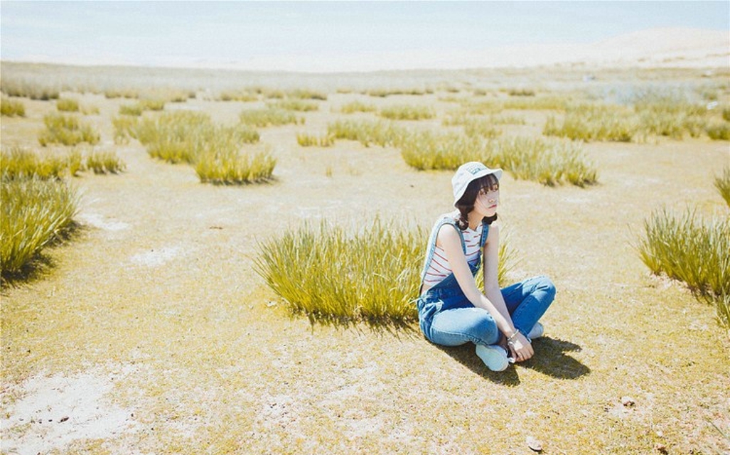 清纯活跃阳光可爱的沙漠绿洲美女甜美迷人户外写真