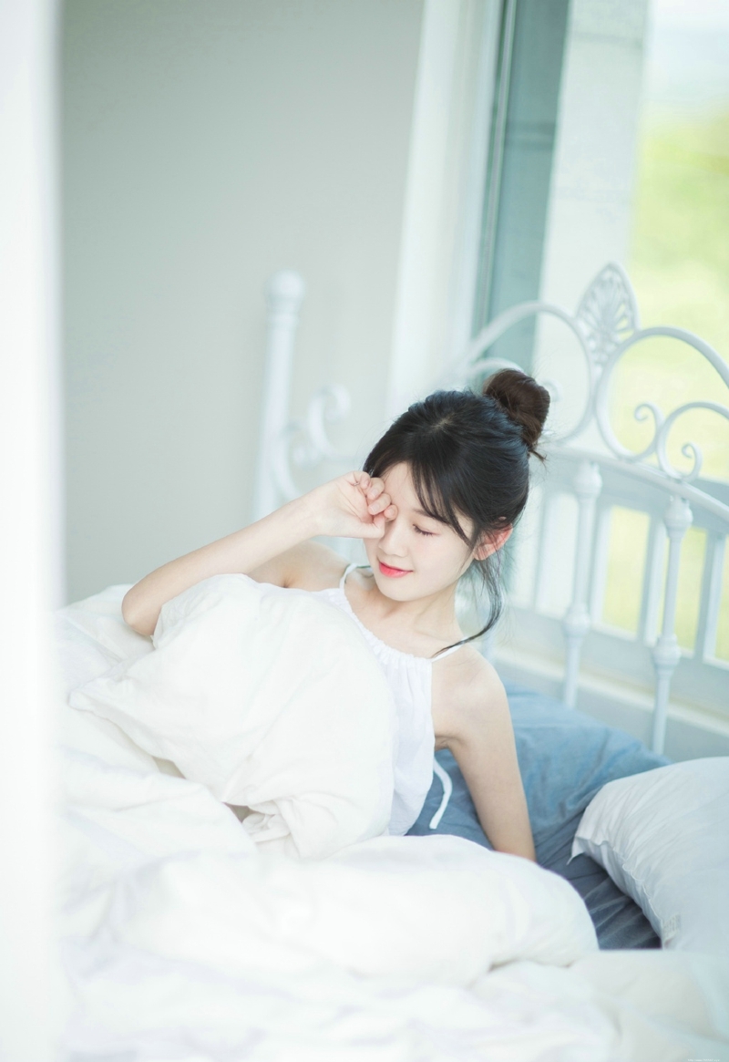 丸子头可爱元气少女晨起慵懒舒适时光