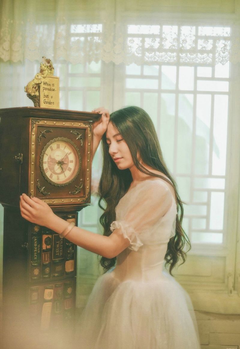 私房中分卷发女神恬静温柔写真