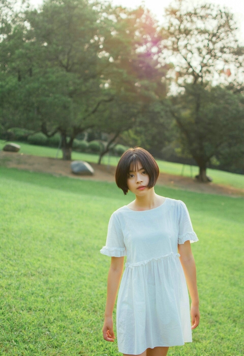 草坪上的白裙短发美女精致五官养眼写真