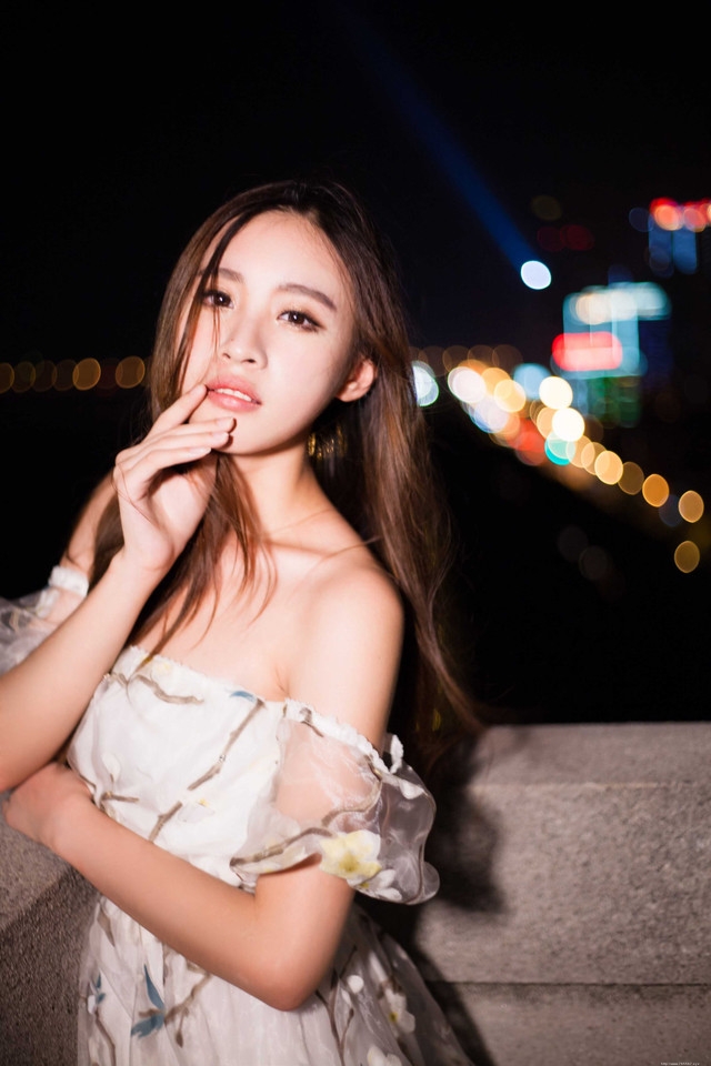 夜晚灯光闪烁下露肩裙美女发型凌乱寂寞写真