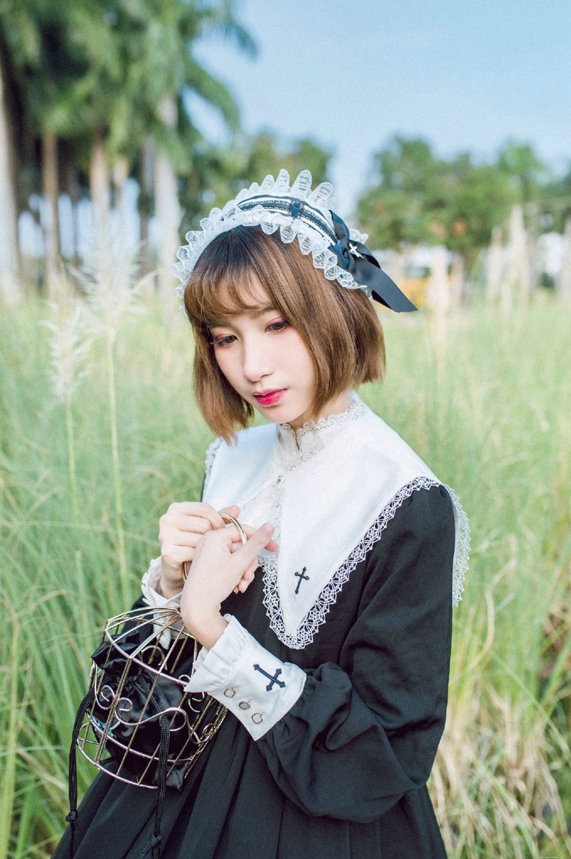 户外制服少女安静甜美吸睛写真