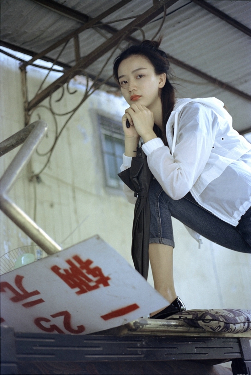 率性美女丸子头高颜值随性范写真