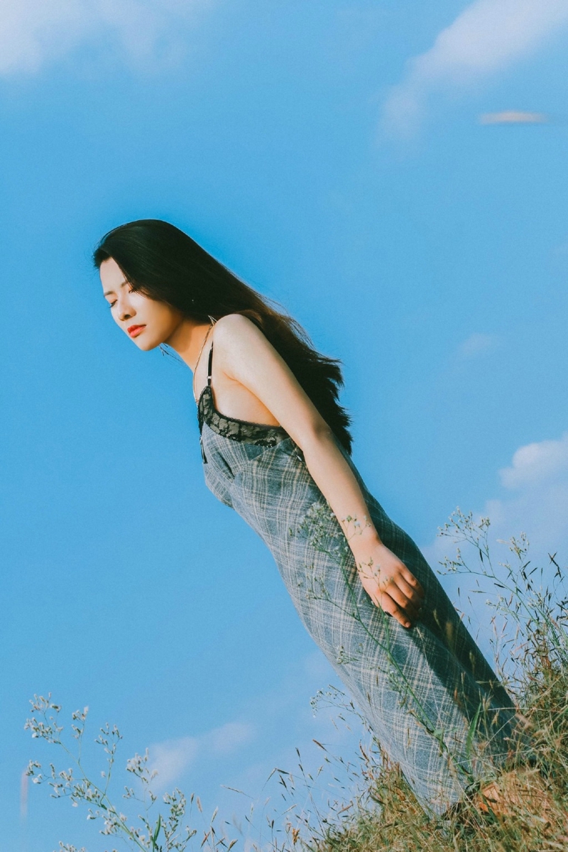 荒草中的气场女神率性妩媚诱人