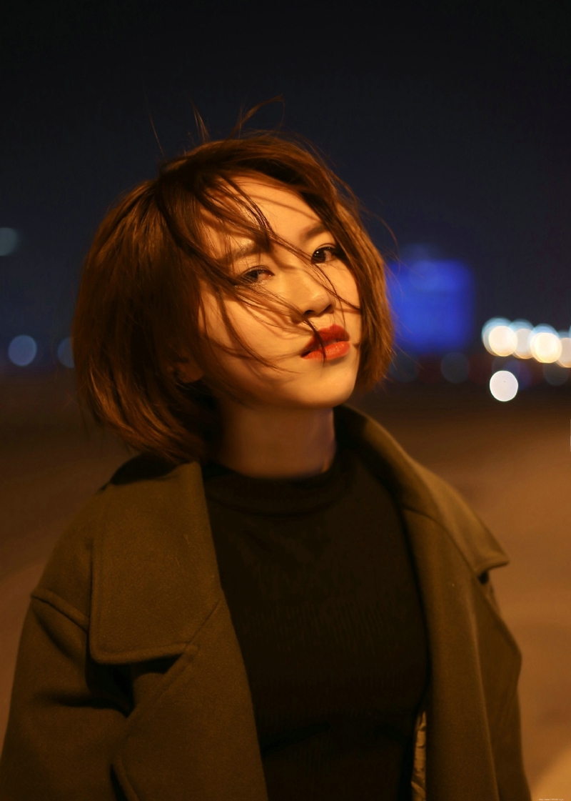 夜晚街头上的风衣美女短发气质寂寞写真