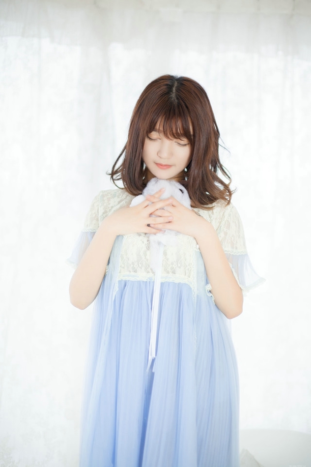 薄荷味少女蕾丝纱裙浴缸内玩弄棉花