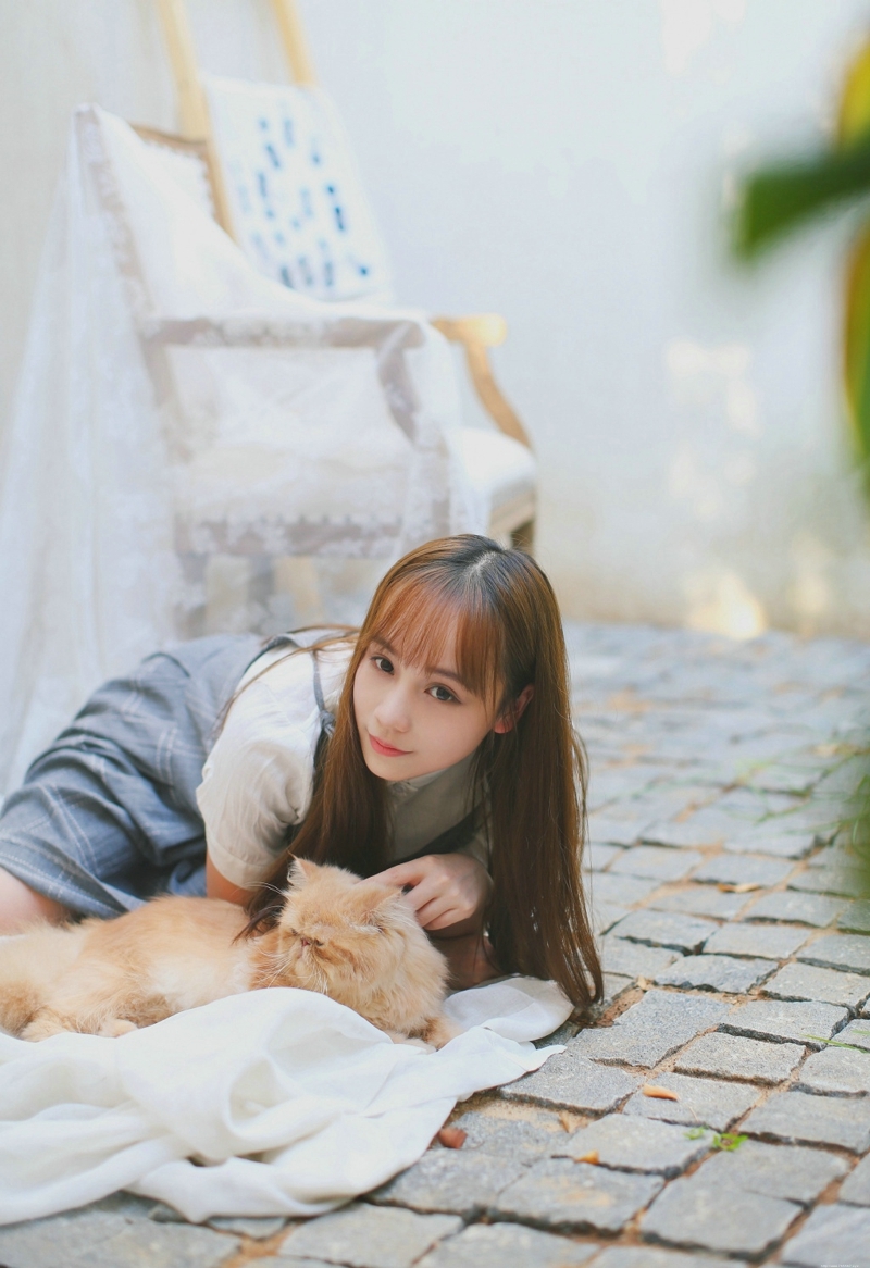 长发连衣裙妹子与猫咪嬉戏玩耍