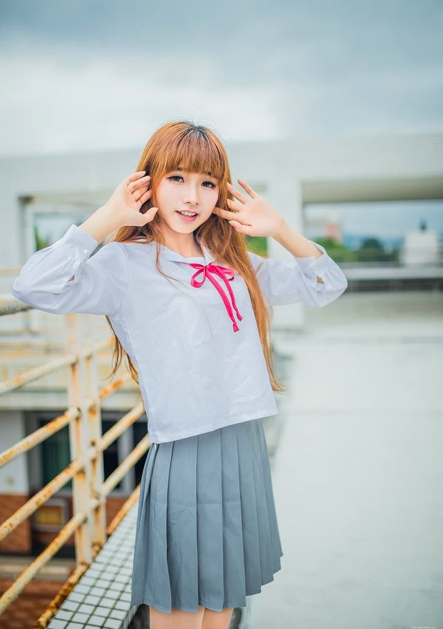 天台双眼皮学生妹超短裙你的微笑便是晴天