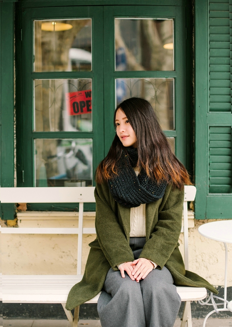 街角咖啡店内的气质风衣美女文艺写真