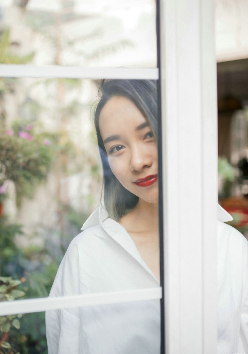 阳光下的短发衬衫气质美女温暖笑容