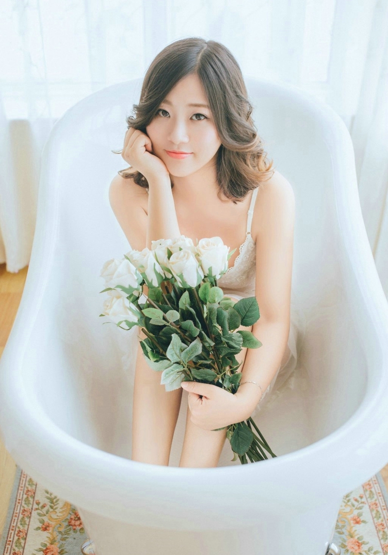 纯白私房内的吊带蕾丝睡衣气质女神