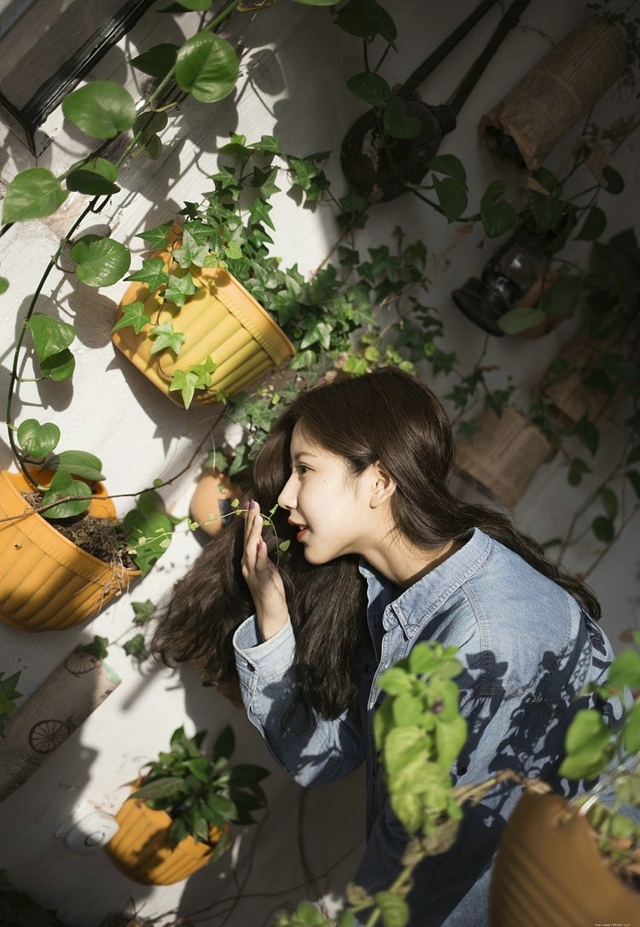 慵懒个性十足清纯甜美衬衫控少女温馨居家生活写真